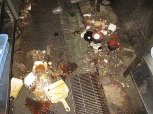 食堂　厨房機器下部にゴミ大量に堆積チャバネゴキブリの棲み家に1