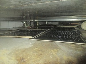 パン厨房の機器下部にトラップを設置