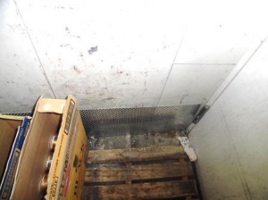 倉庫冷蔵チャンバー下アルミ板にて閉塞2