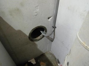 壁面にネズミの侵入出来る穴