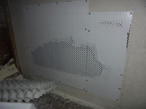 階段壁面の破損箇所を防鼠板にて閉塞2