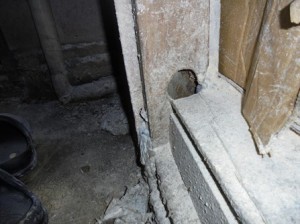 バックヤード壁面にネズミの侵入できる穴